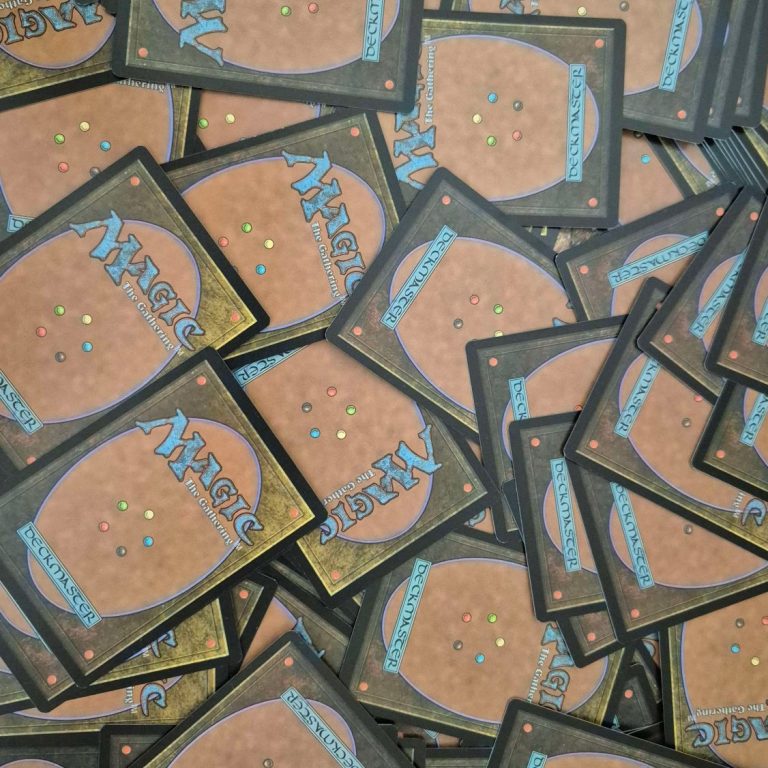 Ein Stapel Magic: The Gathering Karten mit braunen und schwarzen Rückseiten.